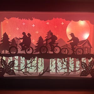 Stranger Things Shadow Box – ręcznie robione drewniane pudełko świetlne – sylwetki rowerów i scena do góry nogami