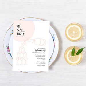 Puede incluir: Una tarjeta de invitación blanca con texto rosa y negro. El texto dice "Oh Sh*t... Forty!" y "Estás invitado a la celebración del 40 cumpleaños de Florence". La tarjeta presenta un dibujo lineal de una botella de champán que se vierte en una pila de copas de champán.