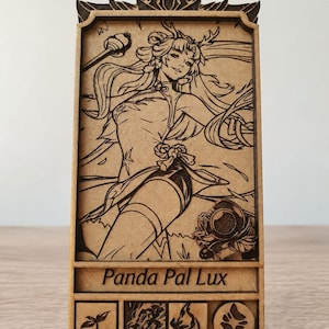 Könnte beinhalten: Eine rechteckige, lasergeschnittene Holztafel mit einer gravierten Illustration einer Figur mit langem Haar und einem Stab. Der Text "Panda Pal Lux" ist unter der Figur eingraviert, zusammen mit vier kleinen quadratischen Symbolen, die einen Keimling, eine Aktion, eine Hand und ein Zeichen darstellen.