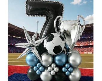 Juego de 37 globos plateados con forma de trofeo de fútbol y números negros para fiestas temáticas de cumpleaños y deportes.