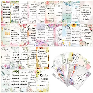 Könnte beinhalten: Eine Sammlung rechteckiger Lesezeichen aus Papier mit verschiedenen Blumen- und Pflanzenillustrationen in zarten Pastellfarben. Jedes Lesezeichen enthält gedruckten schwarzen Text in verschiedenen Schriftarten, teils fächerförmig unten rechts angeordnet.