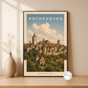 Puede incluir: Una lámina de arte mural vertical enmarcada que presenta una ilustración panorámica de la ciudad de Rothenburg, Alemania. La obra muestra una ciudad histórica amurallada con edificios de entramado de madera, torres y árboles.