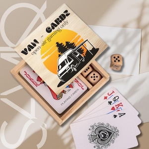 Spielkarten Set in hochwertiger Holzbox als Geschenk für Camper, Kartenspiele für Familie, Geschenkidee für Paare, Karten und Würfel in Box