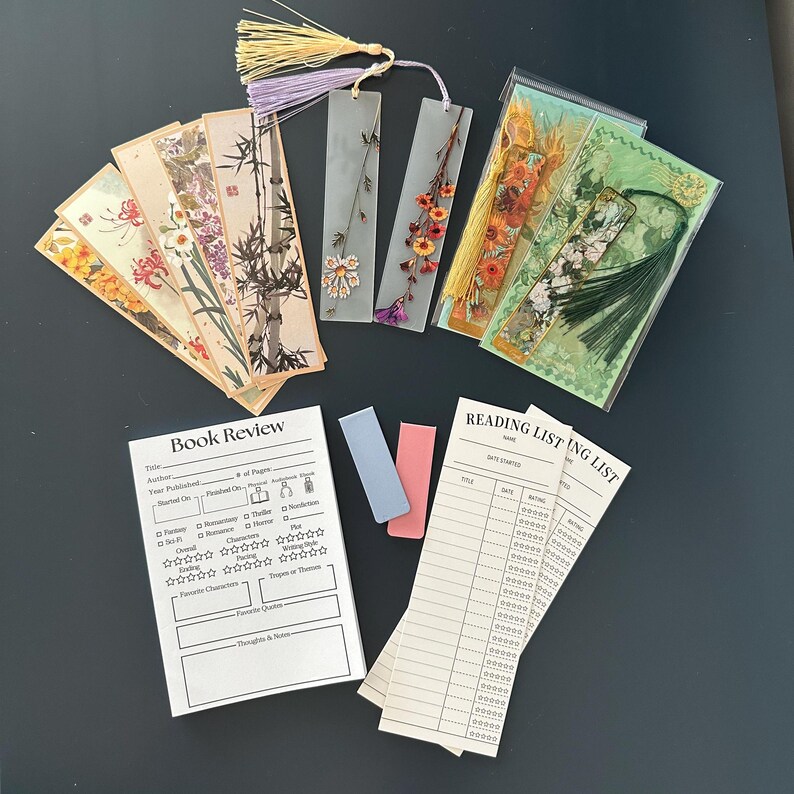 Puede incluir: Un conjunto de art&iacute;culos de papeler&iacute;a con tem&aacute;tica de libros, que incluye marcap&aacute;ginas con flores prensadas, un formulario de rese&ntilde;a de libros y una lista de lectura. Los marcap&aacute;ginas est&aacute;n hechos de pl&aacute;stico transparente y presentan flores prensadas en tonos de rosa, amarillo y verde. El formulario de rese&ntilde;a de libros es una tarjeta blanca con texto negro e incluye secciones para el t&iacute;tulo, el autor, el a&ntilde;o de publicaci&oacute;n, el n&uacute;mero de p&aacute;ginas y un sistema de calificaci&oacute;n. La lista de lectura es una tarjeta blanca con texto negro e incluye secciones para el t&iacute;tulo, el autor, la fecha de inicio, la fecha de finalizaci&oacute;n y un sistema de calificaci&oacute;n.