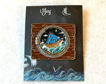 Pin esmaltado literario de LitJoy Crate: Hija del Rey Pirata