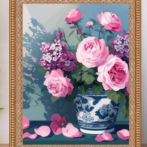 Peut inclure: Une peinture encadrée représentant un bouquet de roses roses et de fleurs violettes dans un vase en porcelaine bleu et blanc. Le vase est posé sur une surface verte avec des pétales de roses roses éparpillés autour.
