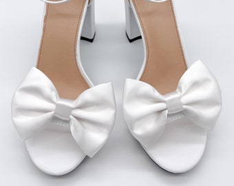 Pinces à chaussures blanches en satin blanc | Chaussures de mariée | Accessoires de mariée | Chaussures de bal | Cadeau pour elle | Chaussures de créateurs | Chaussures de luxe | Douche nuptiale