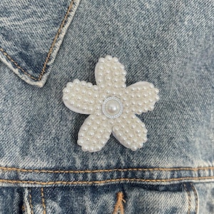 Parelbloembroche | Broche met kralen | Cadeau voor haar | Broche met witte bloemen