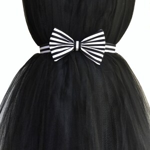 White bow belt