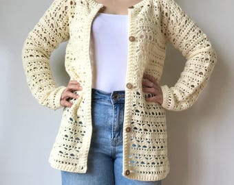 Modello per cardigan all'uncinetto con pizzo: gilet estivo leggero a girocollo con bottoni (modello in PDF)