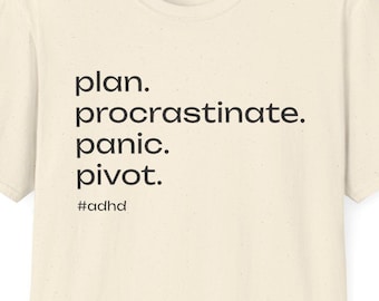 Camiseta divertida para personas neurodivergentes con el lema "Planifica, procrastina, entra en pánico, cambia de rumbo" para adultos, terapeutas de TDAH, estudiantes de TDAH, idea de regalo para personas con TDAH y profesores de TDAH.