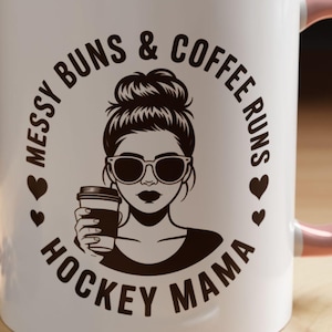 Kubek „Messy Buns and Coffee Runs Hockey Mama” to zabawny pomysł na prezent dla mamy hokeisty, mamy i fanki drużyny hokejowej