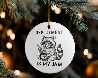 Decorazione natalizia a forma di procione "Deployment Is My Jam", regalo divertente per chi è in missione, regalo di Natale per chi è in missione, decorazione per la casa a tema militare, Natale a tema militare