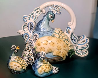 Blue Sky Clayworks Keramik Peacock Teekanne und Salz und Pfefferstreuer Set.