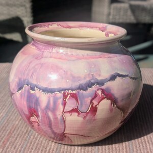 Bruce Fairman 1981 Studio Pottery Rosa/Lila Droppglasyr Design Vas Kruka Signerad