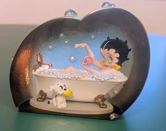 Fermacarte in acrilico Westland Betty Boop 2007, Cucciolo di cane nella vasca da bagno con schiuma 20052