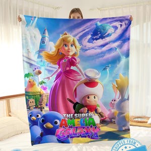 K&ouml;nnte beinhalten: Eine wei&szlig;e Keramik-Tasse mit schwarzem Henkel und dem Text "But First, Coffee" in schwarzer, fetter Schrift. Die Tasse steht auf einer wei&szlig;en Oberfl&auml;che. Die Tasse ist etwa 10 cm hoch.