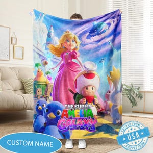 K&ouml;nnte beinhalten: Eine wei&szlig;e Keramik-Tasse mit schwarzem Henkel und dem Text "But First, Coffee" in schwarzer, handschriftlicher Schrift. Die Tasse steht auf einer wei&szlig;en Oberfl&auml;che.