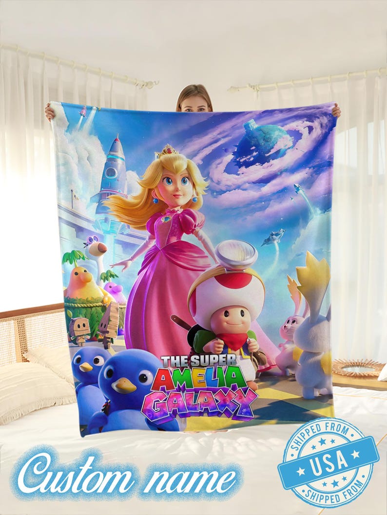 K&ouml;nnte beinhalten: Eine wei&szlig;e Keramik-Tasse mit schwarzem Henkel und dem Text "But First, Coffee" in schwarzer, fetter Schrift. Die Tasse steht auf einer wei&szlig;en Oberfl&auml;che. Die Tasse ist etwa 10 cm hoch.