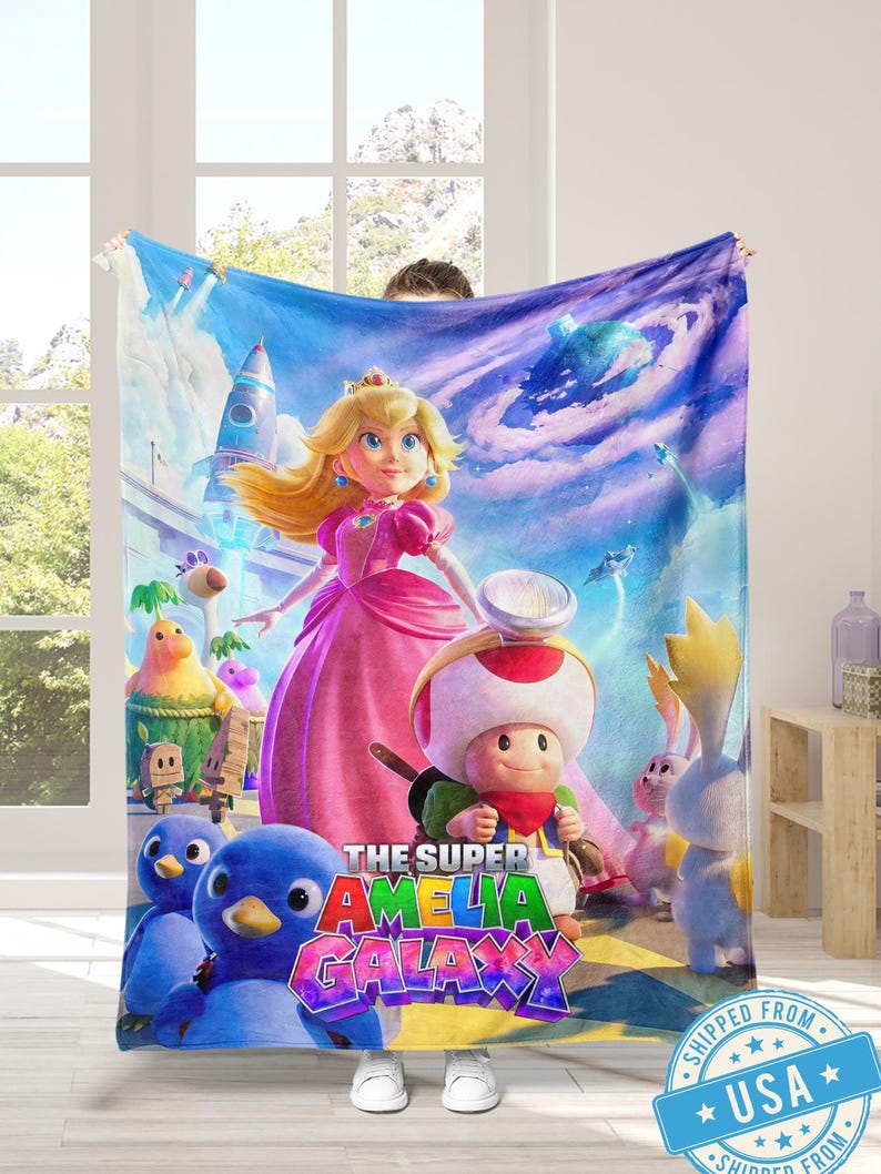 K&ouml;nnte beinhalten: Eine wei&szlig;e Keramik-Tasse mit schwarzem Henkel und dem Text "But First, Coffee" in fetter, schwarzer Schrift. Die Tasse steht vor einem verschwommenen Hintergrund, der eine gem&uuml;tliche Umgebung suggeriert. Die Tasse ist etwa 10 cm hoch.