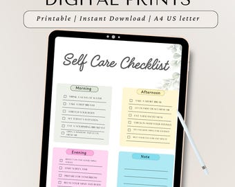 Könnte beinhalten: Ein digitaler Druck auf einem Tablet, der eine "Self Care Checklist" mit Abschnitten für Morgen-, Nachmittags- und Abendroutinen zeigt. Die Checkliste enthält Aufforderungen für Selbstpflegeaktivitäten. Das Tablet ist weiß mit einem Stift.
