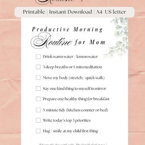 Op de afbeelding: Een afdrukbare digitale download getiteld "Productive Morning Routine for Mom" op een roze achtergrond. De checklist bevat items zoals warm water drinken, diepe ademhalingen en het opschrijven van prioriteiten. De tekst "I begin the day with calm. My family feels it too." staat onderaan.