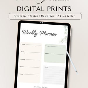 Op de afbeelding: Een digitale weekplanner op een tablet. De planner heeft secties voor elke dag, een notitiegedeelte en de tekst "Weekly Planner". De tekst "DIGITAL PRINTS" en "Printable | Instant Download | A4 US letter" zijn ook zichtbaar. Een stylus ligt ernaast.