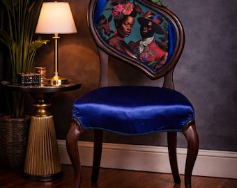 Sillón Leckie de los años 60, mueble reciclado de gran impacto, detalles en satén cobalto.