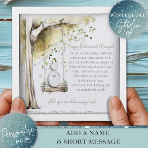 Puede incluir: Una impresión enmarcada con una ilustración en acuarela de un árbol con un columpio. El texto dice "Happy Retirement Margaret" y describe actividades de jubilación. La impresión está sostenida por manos.