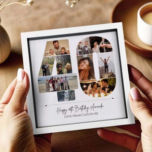 Peut inclure: Un cadre photo carr&eacute; blanc en forme de chiffre 40, compos&eacute; de plusieurs photographies personnelles. Sous le collage, le texte indique : Happy 40th Birthday Amanda, LOVE FROM CAITLIN XX. Le cadre pr&eacute;sente un design &eacute;pur&eacute; et moderne.