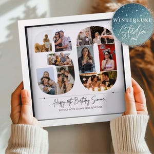Può includere: Una cornice quadrata bianca contenente un collage di diverse foto disposte a formare il numero 30. Sotto le foto, il testo recita Happy 30th Birthday Simone e LOTS OF LOVE LIAM & ELSIE & NED XX in caratteri neri corsivi e stampati.