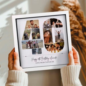 Peut inclure: Un cadre photo carr&eacute; blanc pr&eacute;sentant le nombre 40 compos&eacute; de diverses photographies personnelles. Sous le nombre, le texte indique Happy 40th Birthday Amanda et LOVE FROM CAITLIN XX. Le cadre a une esth&eacute;tique propre et moderne.