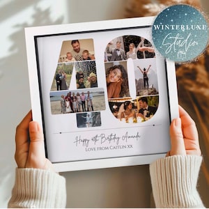 Puede incluir: Un marco cuadrado blanco que contiene un collage de fotos dispuesto en forma del número 40. El collage presenta varias fotos familiares y de viajes. Debajo de las fotos, el texto dice: Happy 40th Birthday Amanda, LOVE FROM CAITLIN XX.
