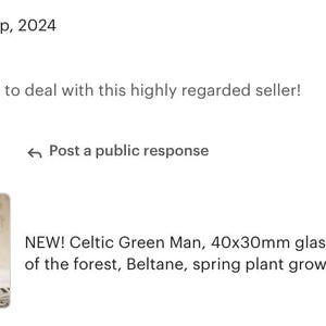 Puede incluir: Un cabuj&oacute;n ovalado de vidrio verde con un dise&ntilde;o de Hombre Verde Celta. El cabuj&oacute;n mide 40 mm por 30 mm y presenta una cara de hombre verde con barba y hojas. El texto "NEW! Celtic Green Man, 40x30mm glass oval cabochon, a of the forest, Beltane, spring plant growth" es visible debajo de la imagen.