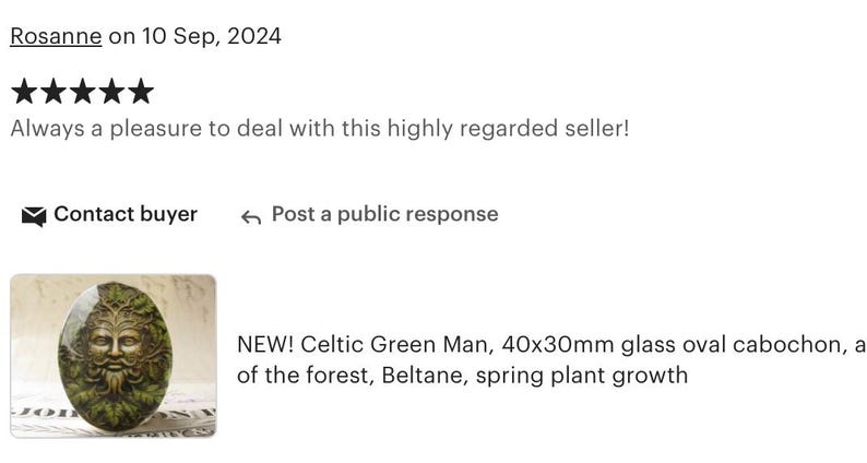 Puede incluir: Un cabuj&oacute;n ovalado de vidrio verde con un dise&ntilde;o de Hombre Verde Celta. El cabuj&oacute;n mide 40 mm por 30 mm y presenta una cara de hombre verde con barba y hojas. El texto "NEW! Celtic Green Man, 40x30mm glass oval cabochon, a of the forest, Beltane, spring plant growth" es visible debajo de la imagen.