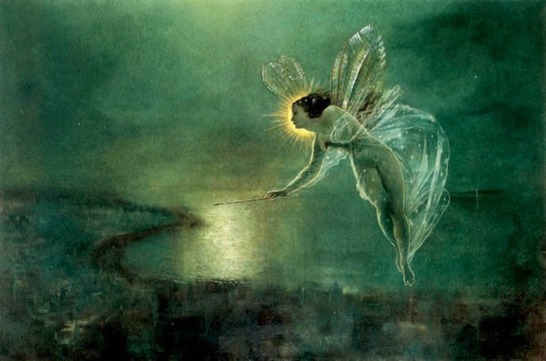 Op de afbeelding: Een schilderij van een fee met vleugels, die 's nachts over een stad vliegt. De fee houdt een toverstaf vast en heeft een gloeiende halo rond haar hoofd. De stad wordt verlicht door de maan en sterren.