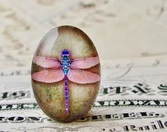 Pink dragonfly on textured green, oval handmade glass cabochon, 40x30mm or 25x18mm 30x40mm, handmade in this shop, wings, winged