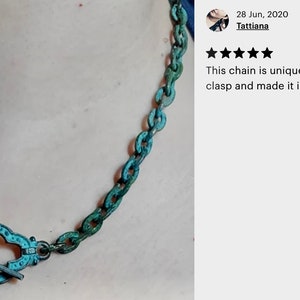 K&ouml;nnte beinhalten: Eine t&uuml;rkisblaue Kettenkette mit einem einzigartigen Verschluss. Die Kette ist aus Metall und hat einen rustikalen Look. "Diese Kette ist einzigartig und wundersch&ouml;n! Ich habe einen sch&ouml;nen Verschluss gefunden und daraus eine Halskette gemacht."