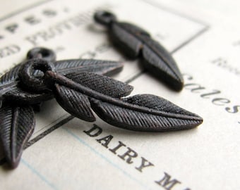 Small rustic black feather charm, 18mm, antiqued dark oxidized pewter (4 charms) bird, woodland, Western Frontier