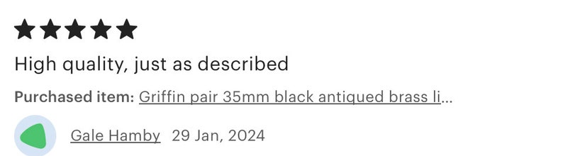 Op de afbeelding: Vijf sterren review voor een product, met de tekst "Hoge kwaliteit, precies zoals beschreven." De review is voor "Griffin pair 35mm black antiqued brass li..." en is van "Gale Hamby" op "29 januari 2024".