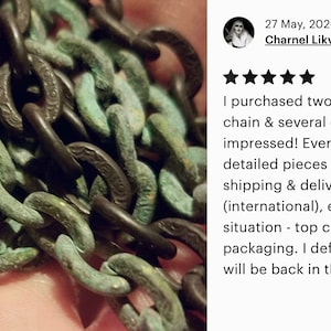 K&ouml;nnte beinhalten: Nahaufnahme einer Kettenkette mit schwarzen und gr&uuml;nen Gliedern. Die Kette ist aus Metall und hat eine strukturierte Oberfl&auml;che.