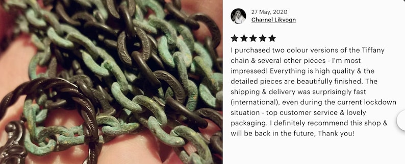 K&ouml;nnte beinhalten: Nahaufnahme einer Kettenkette mit schwarzen und gr&uuml;nen Gliedern. Die Kette ist aus Metall und hat eine strukturierte Oberfl&auml;che.