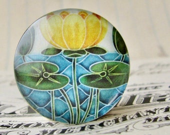 Yellow lily flower, Art Nouveau ceramic tile image under glass dome, 25mm round cabochon, handmade, bottle cap, 1 inch circle