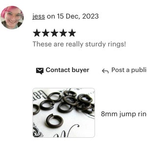 K&ouml;nnte beinhalten: Nahaufnahme von einer Sammlung dunkelbrauner 8mm Sprungringe. Diese offenen Ringe eignen sich f&uuml;r die Schmuckherstellung oder andere Bastelarbeiten. Das Bild zeigt die robuste Konstruktion der Ringe.