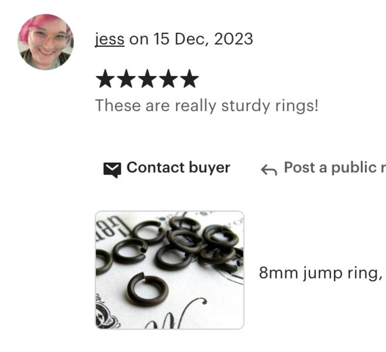 K&ouml;nnte beinhalten: Nahaufnahme von einer Sammlung dunkelbrauner 8mm Sprungringe. Diese offenen Ringe eignen sich f&uuml;r die Schmuckherstellung oder andere Bastelarbeiten. Das Bild zeigt die robuste Konstruktion der Ringe.