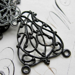 Filigree flourish, lace necklace link, antiqued black brass (2 connectors) reducer, aged black patina 25mm, lead nickel free, triple link