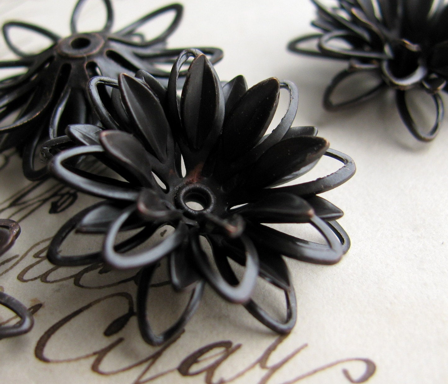 sculpted black daisy large