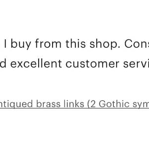 Op de afbeelding: Vijf sterren review voor een winkel die ongewone vondsten verkoopt. De recensent is enthousiast over de kwaliteit, de klantenservice en de snelle levering. Het gekochte item is een paar 35 mm zwarte gepatineerde messing schakels met twee gotische symbolen.