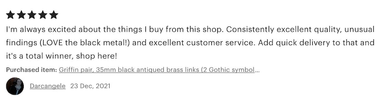 Op de afbeelding: Vijf sterren review voor een winkel die ongewone vondsten verkoopt. De recensent is enthousiast over de kwaliteit, de klantenservice en de snelle levering. Het gekochte item is een paar 35 mm zwarte gepatineerde messing schakels met twee gotische symbolen.