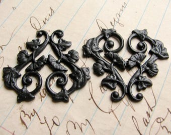 Scrolling morning glory vines, 30mm heart shaped floral link, ornament, black antiqued brass flowers valentine (2 filigree)